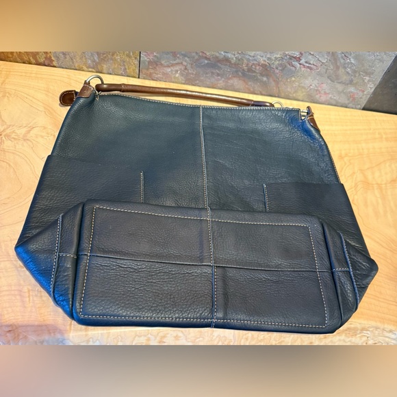 NWOT Peter Kent, Argentina, pebbled navy blue leather, brown strap, zipper pull - Picture 4 of 16